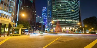 在新加坡摩天楼五颜六色的夜晚交通，时间流逝视频