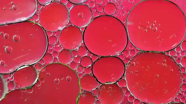水背景上的红色气泡