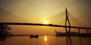夕阳下的曼谷天际线和普密蓬大桥