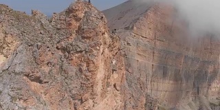 无人机拍摄的一名寻求刺激的人拿着绳子从悬崖上跳下。