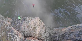 高空拍摄的极限跳绳从山顶。