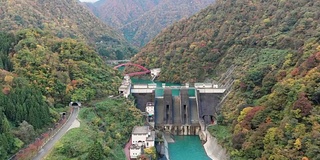 鸟瞰图与小车云鹤坝在秋季，富山，日本。