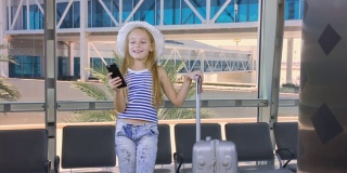 女孩拿着旅行箱在机场候机室用手机打电话