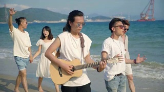 年轻的亚洲成年人在海滩上散步视频素材模板下载