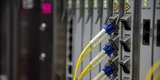 组网数据中心通信光纤跳线已连接，led状态闪烁