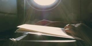 乘飞机旅行:亚洲女性读书
