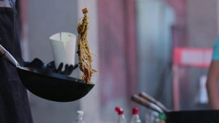 街头食品。厨师在户外用火炒锅煮泰国菜视频素材模板下载