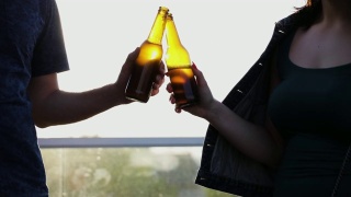 朋友们在户外喝瓶装啤酒视频素材模板下载