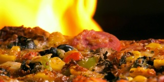 美味的意大利披萨着火了