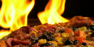美味的意大利披萨着火了