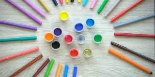 彩色毡尖笔和颜料形成太阳人物，儿童康复