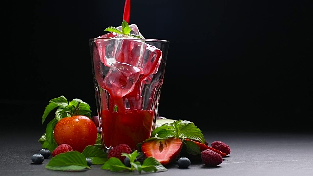 将甜菜根和浆果汁倒入玻璃杯的慢动作