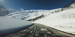 POV汽车在雪中行驶:山口