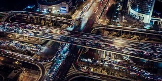 中国北京多个高速公路夜间高峰时间的交通状况