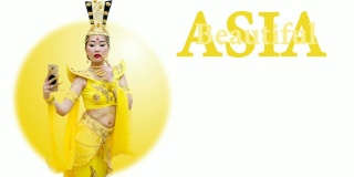 美丽的亚洲，访问卡与复制空间为您的文字。女孩在传统泰国服装上自拍白色背景与黄色太阳圈。