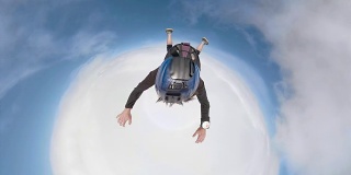 跳伞者穿越云层的视频