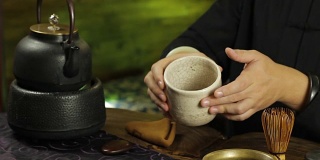 用传统日本料理在餐桌上冲泡抹茶的过程