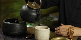 用传统日本料理在餐桌上冲泡抹茶的过程