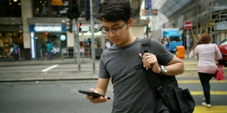 香港一名迷路男子在用智能手机查看地图方向