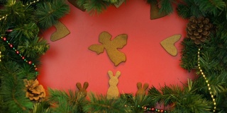 天使，兔子和心形的饼干移动在节日背景，圣诞节