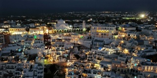 日落时分，希腊圣托里尼岛菲拉(Thira)镇的夜航