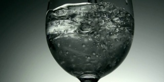 微距拍摄的水倒入玻璃杯与冰块