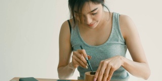 DIY:亚洲妇女使用螺丝刀