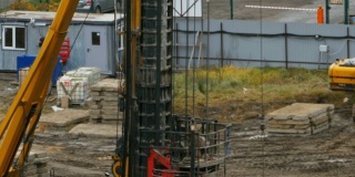 建筑工地的巨型钻机