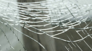 一场车祸后挡风玻璃破裂视频素材模板下载