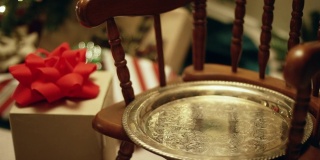 在平安夜，有人把一盘牛奶和饼干放在一个大浅盘上，旁边是一份圣诞礼物