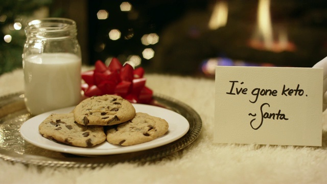 生酮圣诞:圣诞老人在壁炉前放了一张“我生酮了”的纸条，礼貌地拒绝了牛奶和饼干
