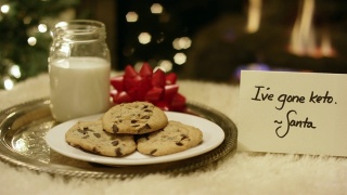 生酮圣诞:圣诞老人在壁炉旁放上“我生酮了”的纸条，礼貌地拒绝牛奶和饼干的镜头视频素材模板下载