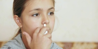 十几岁的女孩用鼻喷雾剂