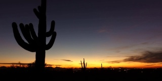 亚利桑那州斯科茨代尔，沙漠日落到夜晚的时间间隔