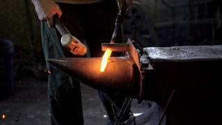 铁匠用锤子打铁视频素材模板下载