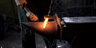 铁匠用锤子打铁