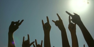 举起的手显示摇滚标志的喇叭手势，摇滚音乐会，派对时间