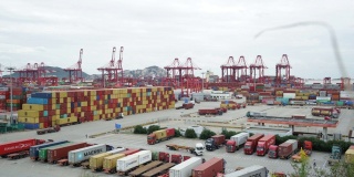 船厂集装箱货轮、货机与工作吊桥的物流运输