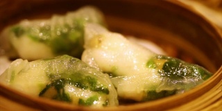 用竹制容器装的蒸蔬菜饺子
