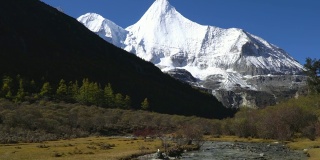 4 k倾斜;中国亚丁自然保护区雪山上的河流。