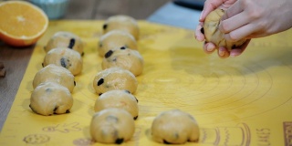 在生产车间的木桌上，形成用于烤面包的擀面球。