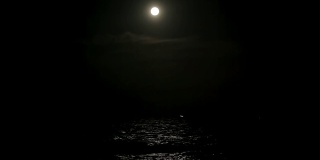 海波月色夜海景，海上满月