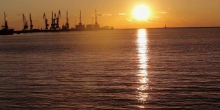 起重机在海港日落，海港附近的海港，美丽的海景，大海港日落