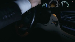 男子用钥匙启动汽车发动机，商务舱夜间出租车，近处视频素材模板下载