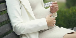 预计女性拿着药爆手，婴儿生命危险，副作用