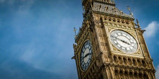 英国伦敦，一个阴天，议会威斯敏斯特宫的大本钟的时间流逝