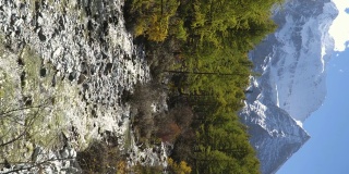 4 k封锁;中国亚丁自然保护区雪山上的河流。