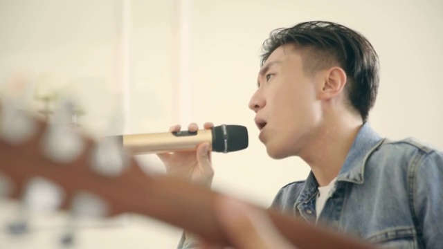 年轻的亚洲男歌手排练