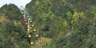4k实时:缆车向上移动至玉龙雪山观景台，丽江，中国。