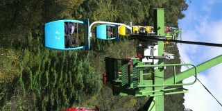 4k垂直:缆车向上移动到玉龙雪山观景台，丽江，中国。